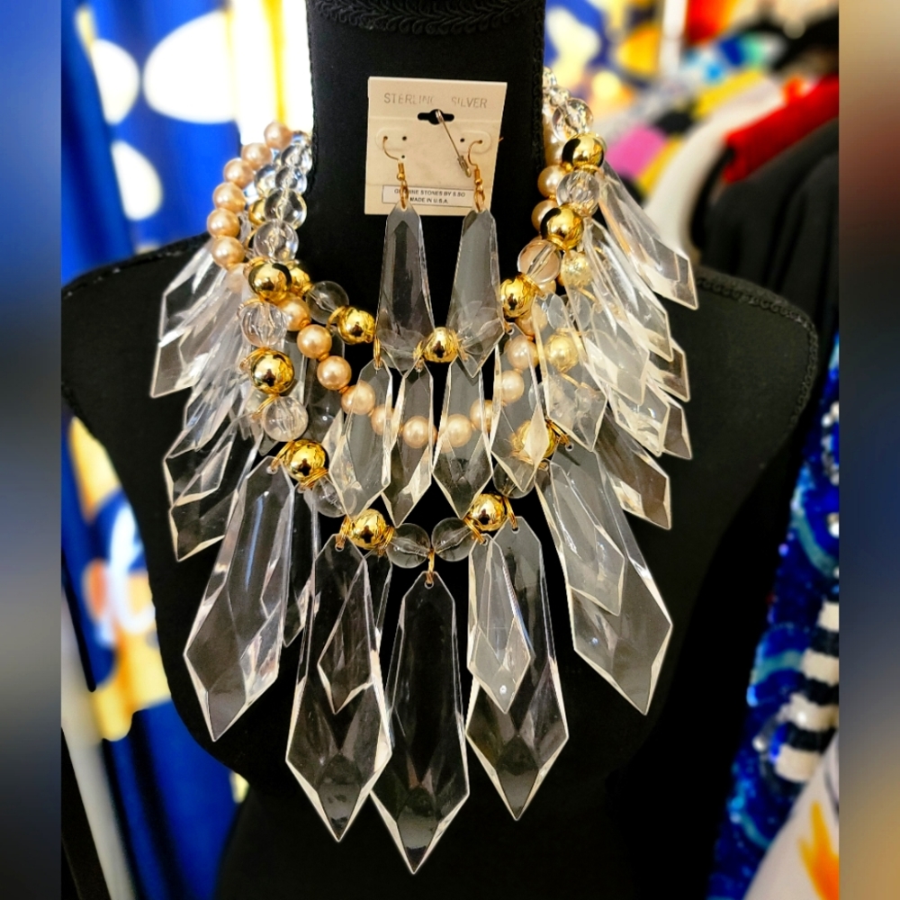Multilayered Necklace and Earring Sat
